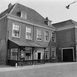 843206 Gezicht op de voorgevel van het voormalige Rechthuis van Loenersloot (thans Café van Wijk, Rijksstraatweg 214) ...
